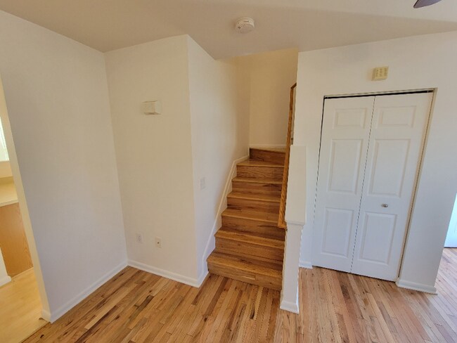 Building Photo - 815 Stoll St