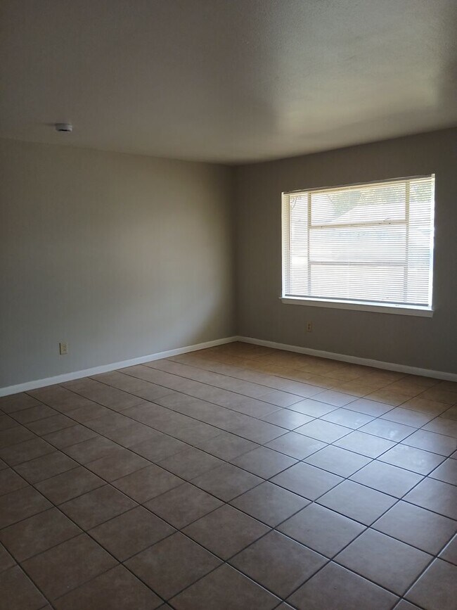 Building Photo - REMODELED 3 Bedrooms, 2 Full Bathrooms, 1 ...