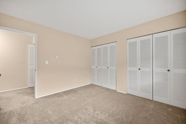 Building Photo - North Tacoma Condo Living | 2 Bed, 1.5 Bath End-Unit | Great Amenities!