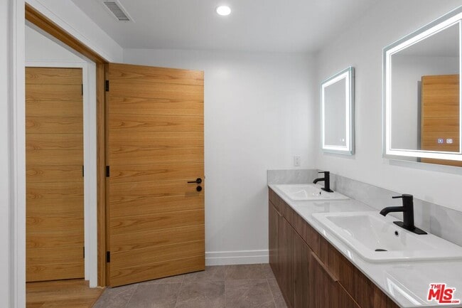 Building Photo - 1525 N Hobart Blvd