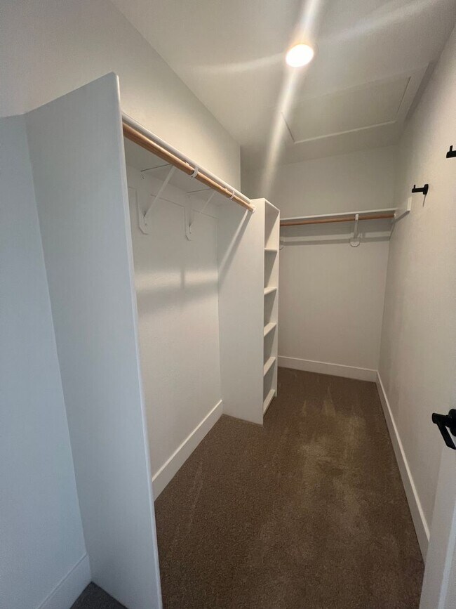 Building Photo - Charming three bedroom townhouse in the heart of Talent! | Available Mid May