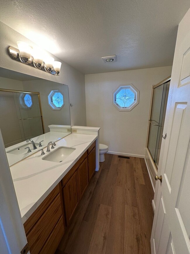 Building Photo - Long Term Glenshire Lease, 3 Bedroom House With Garage