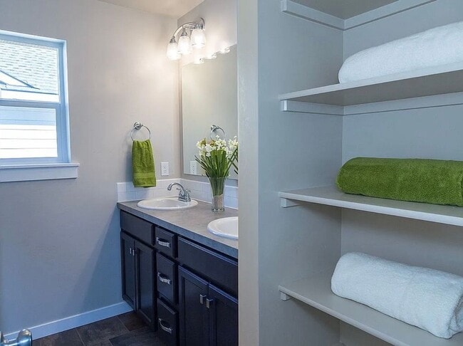 Building Photo - Cute 3 Bedroom 2.5 Home with a 2 Car Garage!