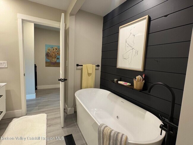 Building Photo - 204 Village Ct