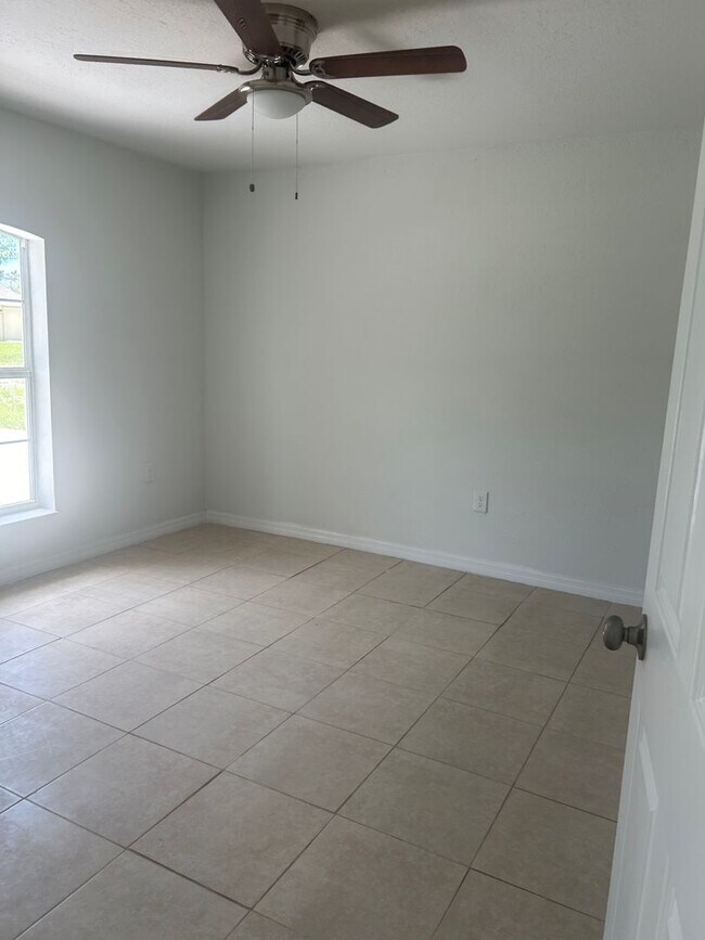 Building Photo - 3/2/1 Single Family Home Available-Cozy Pe...