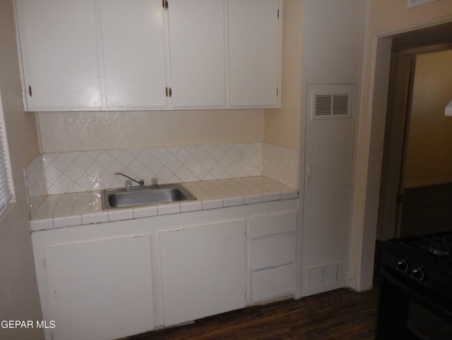 Building Photo - 701 W Yandell Dr