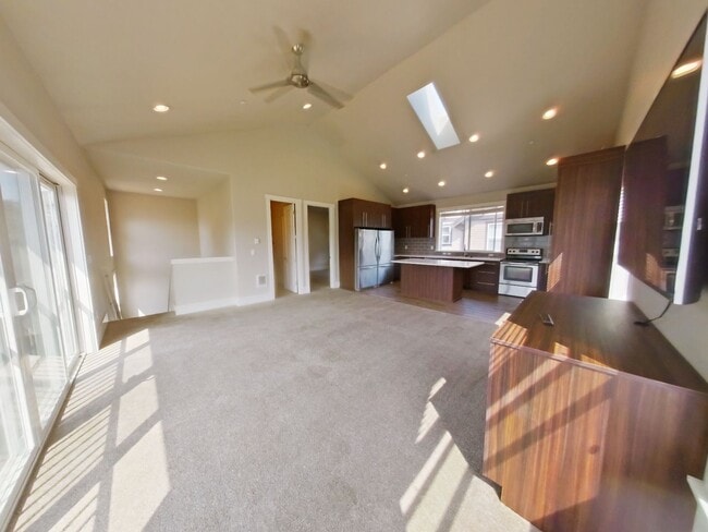 Building Photo - Greek Street Townhomes (335)