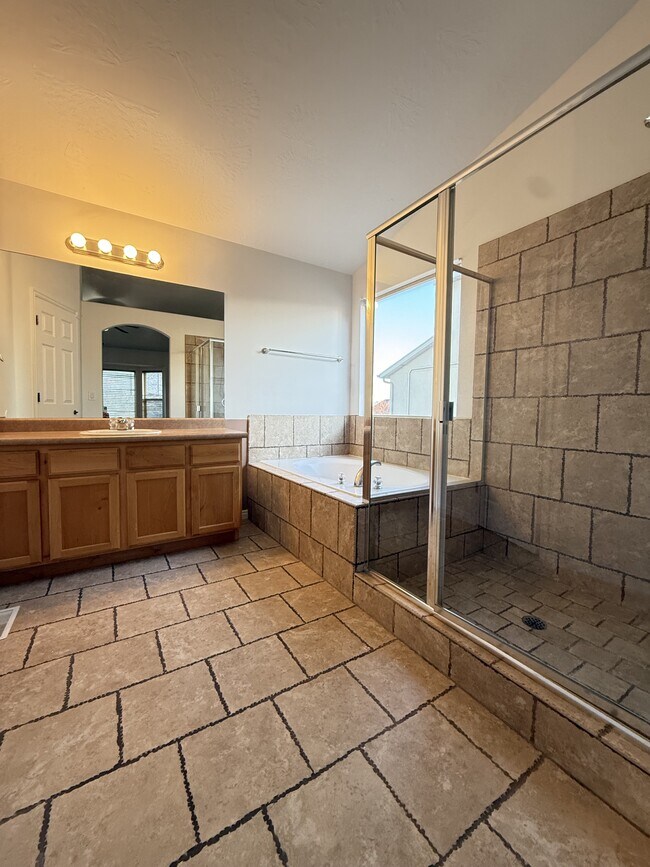 Building Photo - 6248 S High Bluff Dr