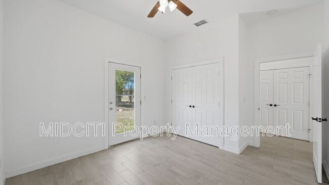 Building Photo - 893 E Mather St