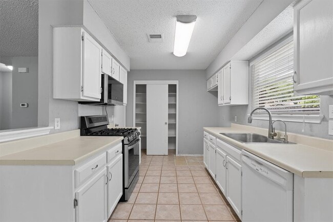 Building Photo - 913 Dover Pass