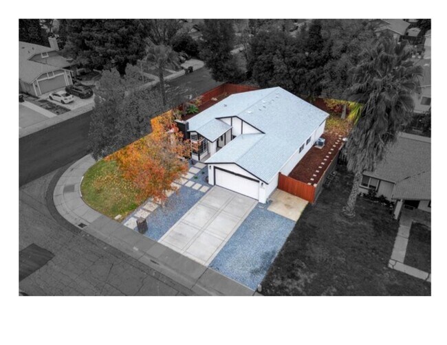 Building Photo - Coming Soon! Beautiful updated home, 4+2, 2 car garage