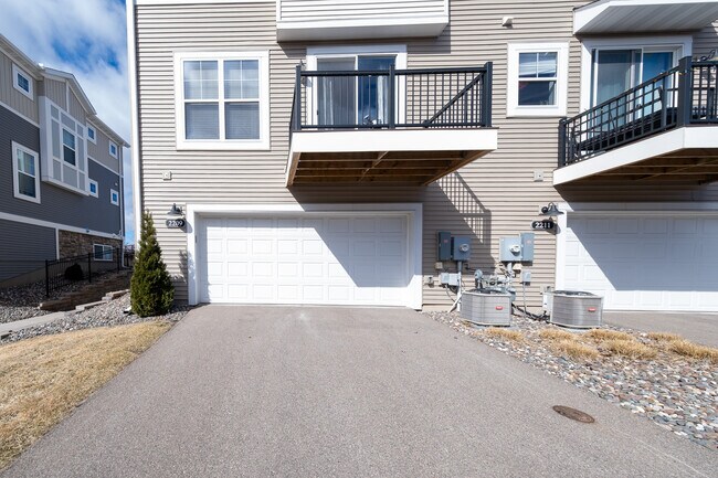 Building Photo - 2209 Gateway Curv