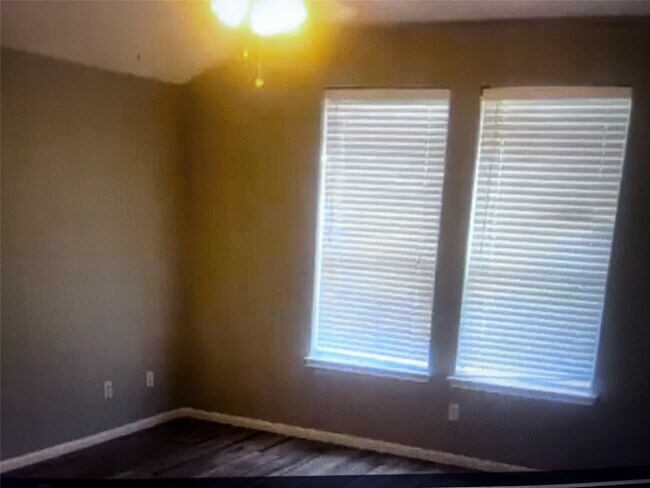 Building Photo - 1810 Village Ct Ln