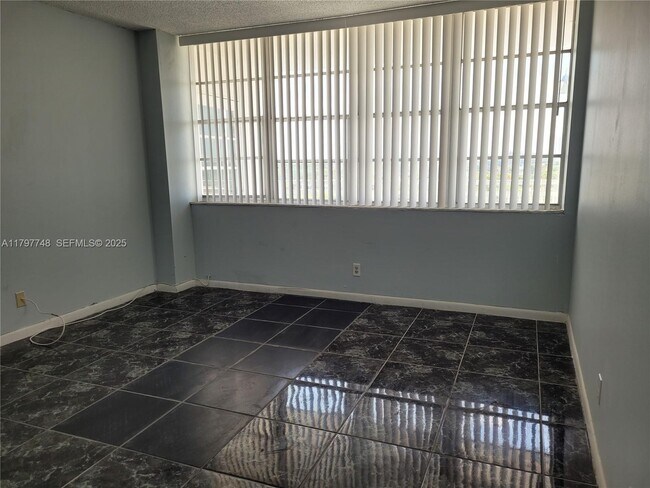 Building Photo - 2025 NE 164th St