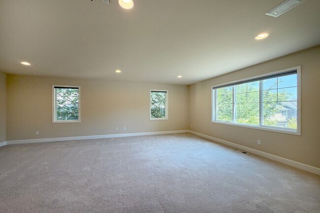 Building Photo - 5Bd/2.75Ba Sammamish Home