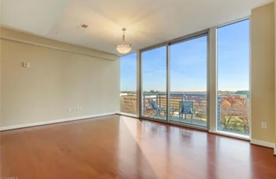 Building Photo - 201 N Elm St