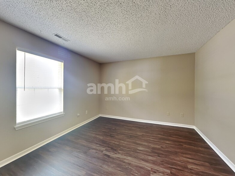 Building Photo - 412 E Pine Ridge Dr