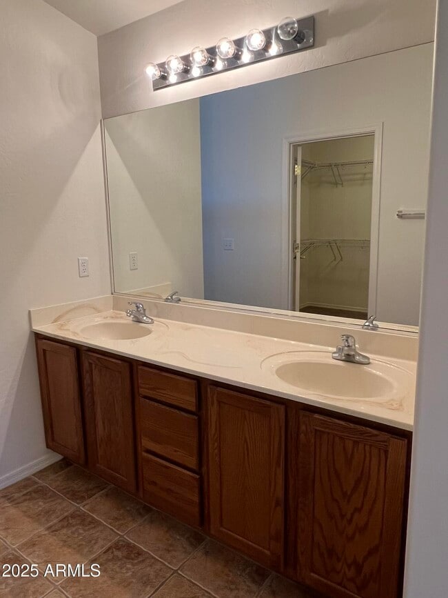 Building Photo - 4872 E Meadow Vista Dr