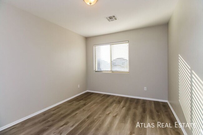 Building Photo - 374 E Daniella Dr
