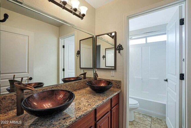 Building Photo - Beautiful 5 bedroom w/pool!