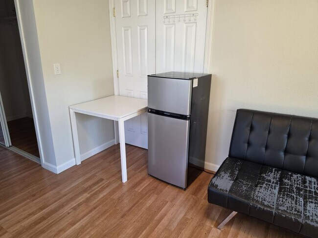 Building Photo - 2455 Fallingtree Dr