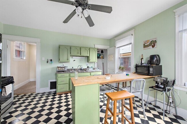 Building Photo - 2317 Victor St