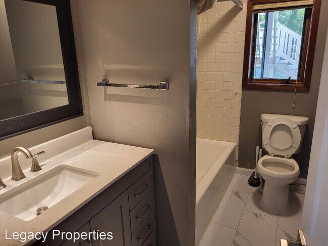 Building Photo - 4 br, 3 bath House - 110 W Graf St.