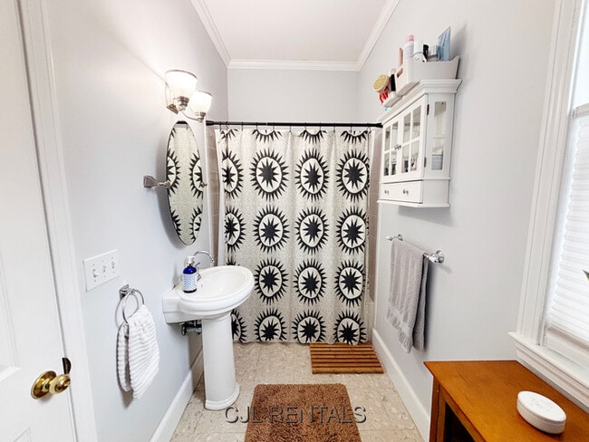 Building Photo - 2 Lee St