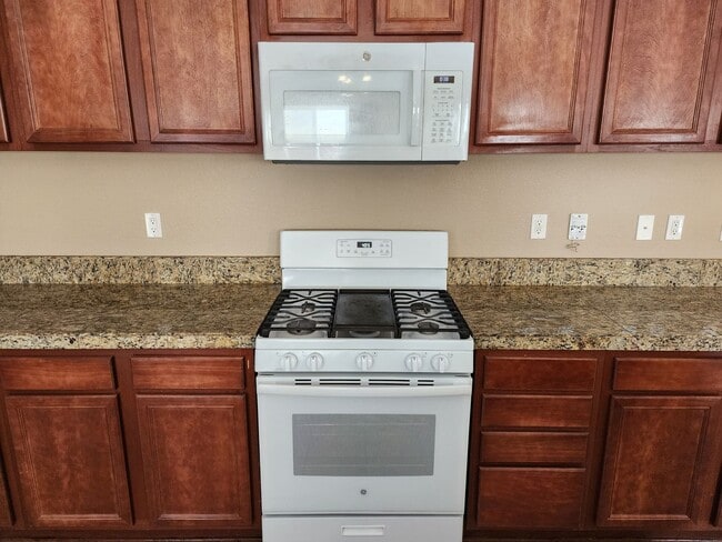 Building Photo - 4 Bedroom Home with 3 Car Garage in Dayton-Riverpark