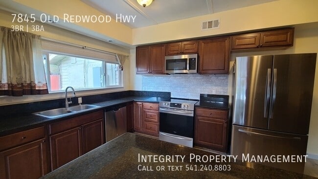 Building Photo - 7845 Old Redwood Hwy