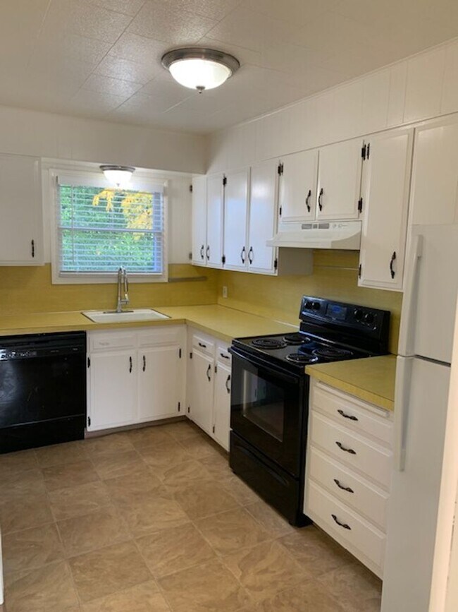 Building Photo - $2,350 - Two Bedrooms, One Full Bath with Bonus Room in Dekum Piedmont Neighborhood