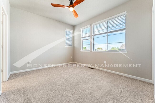 Building Photo - Gorgeous Townhouse with Washer/Dryer and C...