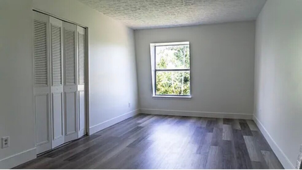 Building Photo - 726 Zorn Ave