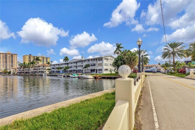 Building Photo - 440 Paradise Isle Blvd