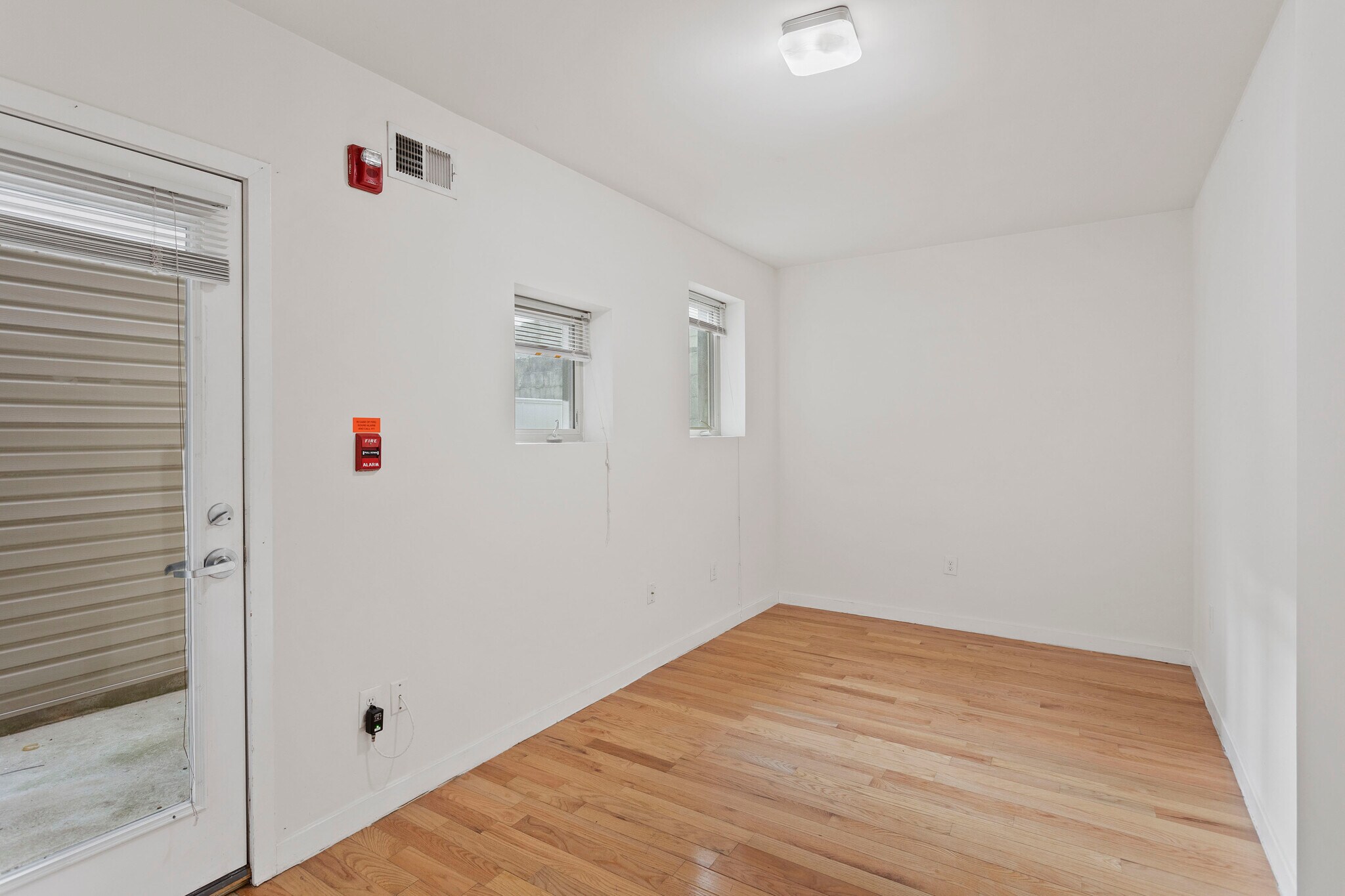 Building Photo - 526 S 13th St