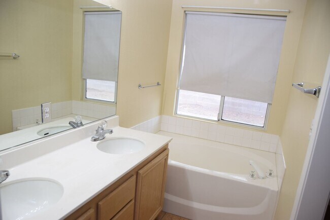 Building Photo - SPRING VALLEY 1 STORY HOME