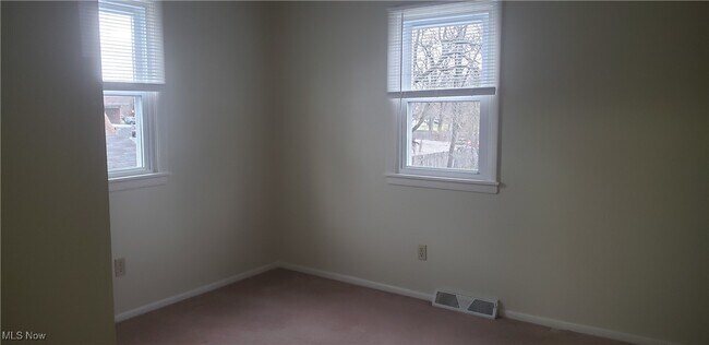 Building Photo - 13900-UP Kirtland St