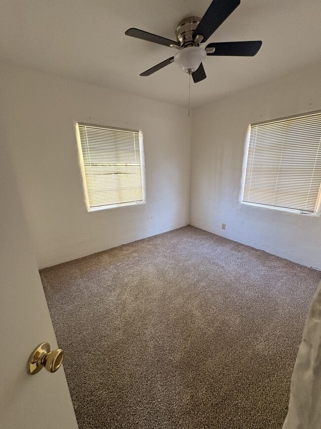 Building Photo - NICE DUPLEX WITH PRIVATE YARD!
