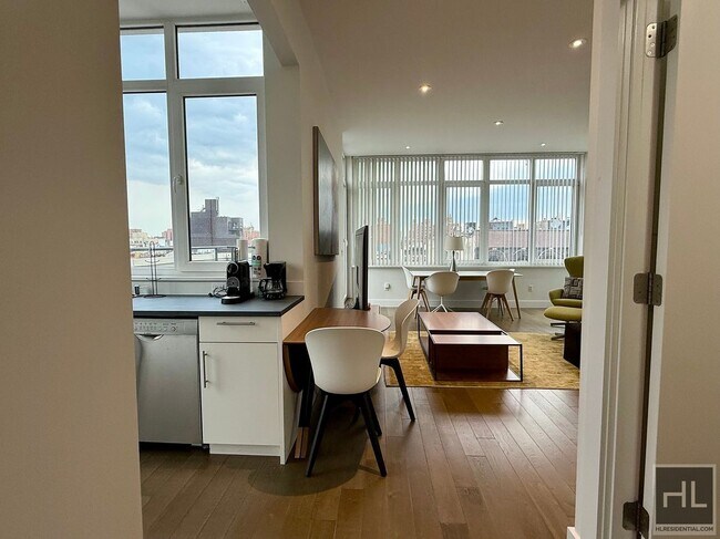 Building Photo - Penthouse 1 bed/1 bath w/ 2 roof decks