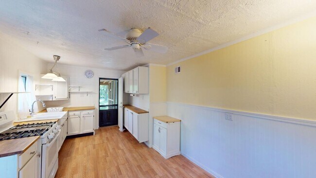 Building Photo - 605 Encino St