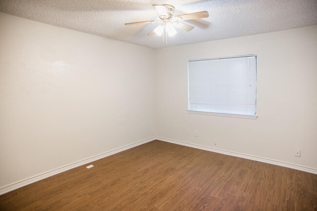 Building Photo - 813 Ranch Rd 12