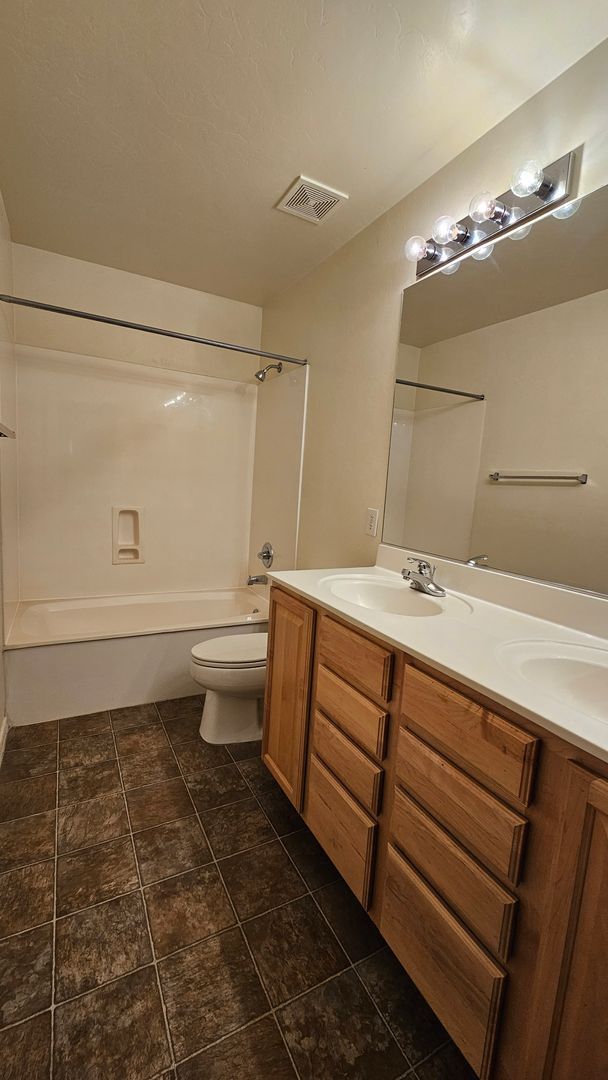 Building Photo - Beautiful 3 Bed 2 Bath Riverhaven - 2 story home!