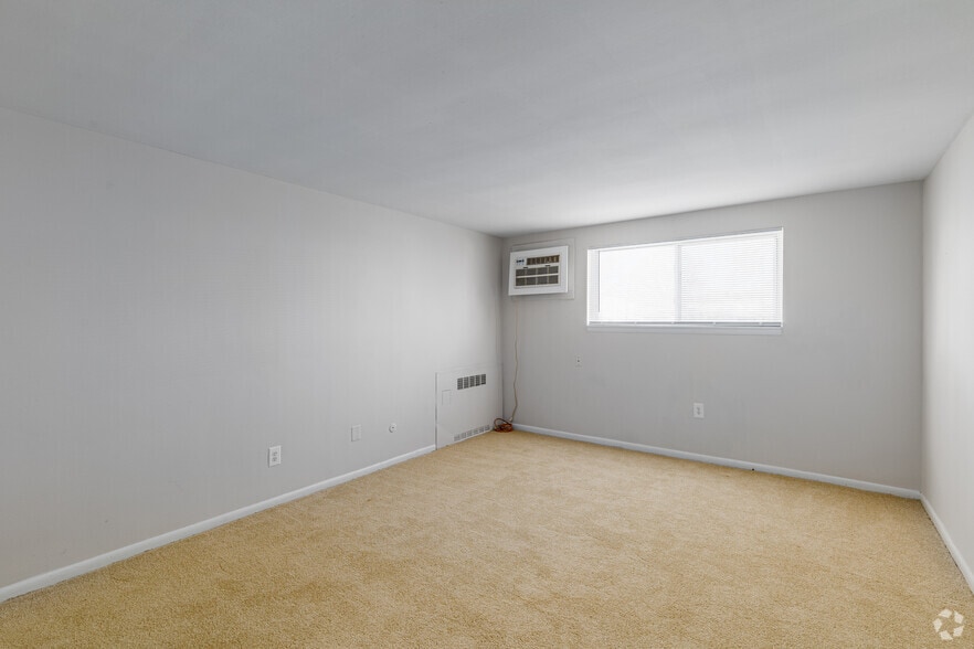 1 BR, 1 BA - 600SF - Living Room - Jefferson Court Apartments