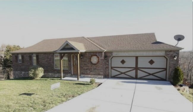 Building Photo - Fresh New Look - 4BR 21/2 Bath