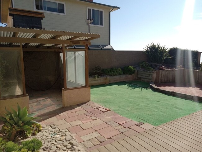 Building Photo - Fabulous 3 bedroom 2 bath tri-level home w...