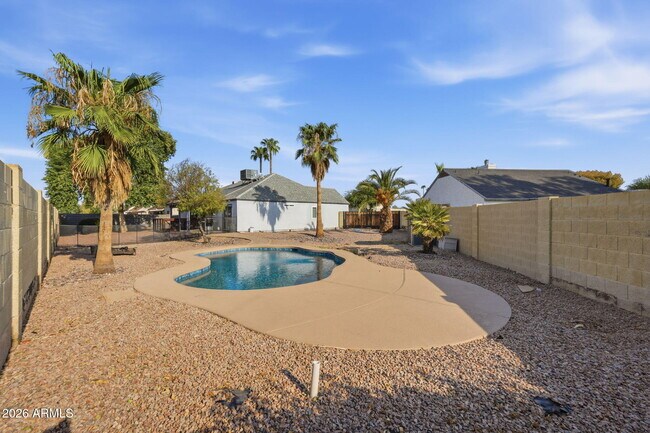 Building Photo - 1735 E Stephens Dr