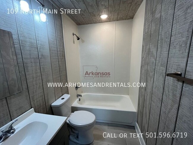 Building Photo - 109 N Main