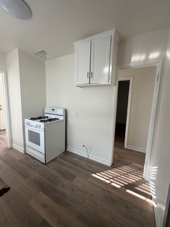 Building Photo - W Bevery Terrace