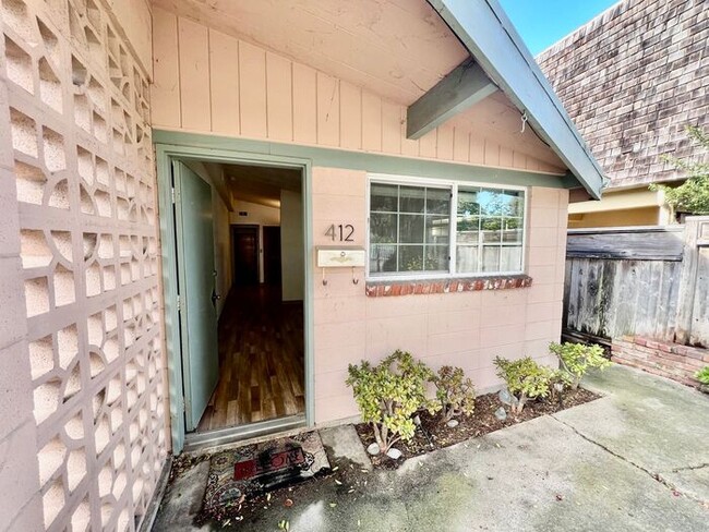 Building Photo - Cozy Duplex in Pacific Grove Available NOW!