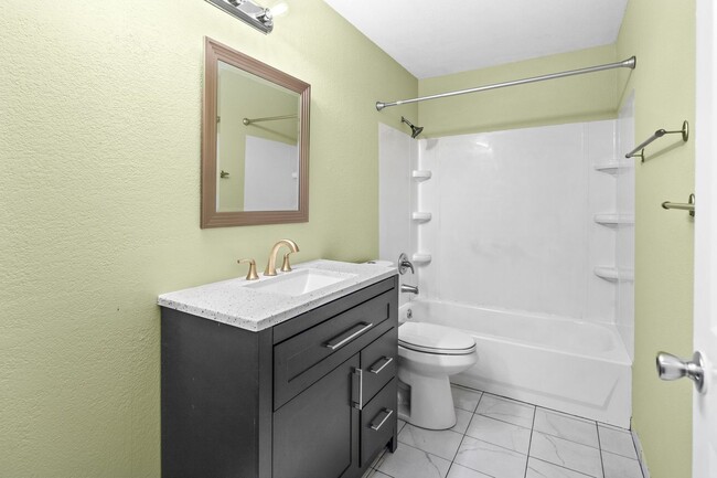 Building Photo - Ground floor 1 bed + bonus room in prime B...
